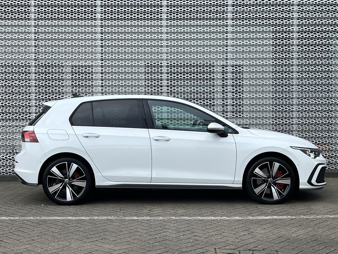 Volkswagen GOLF 1.4 eHybrid 245pk DSG GTE / Panoramadak / LED+ / Navigatie / Stuur & Stoelverwarming / Camera/ 18" LMV **