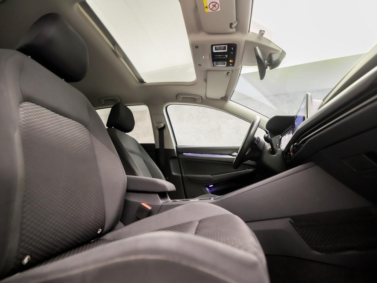 Volkswagen GOLF 1.0 TSI Sport Automaat (SCHUIFDAK, APPLE CARPLAY, STUUR/STOELVERWARMING, DYNAMISCHE KNIPPERLICHTEN, SFEERVERLICHTING, CAMERA, KEYLESS, ADAPTIVE CRUISE, NIEUWSTAAT)