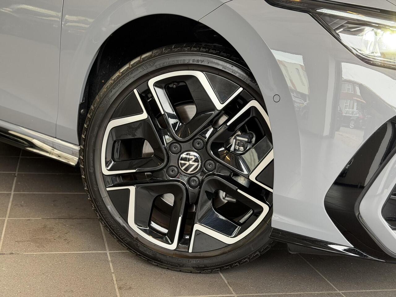 Volkswagen GOLF 1.5 eTSI R-Line Pano / Head-up / 360 /