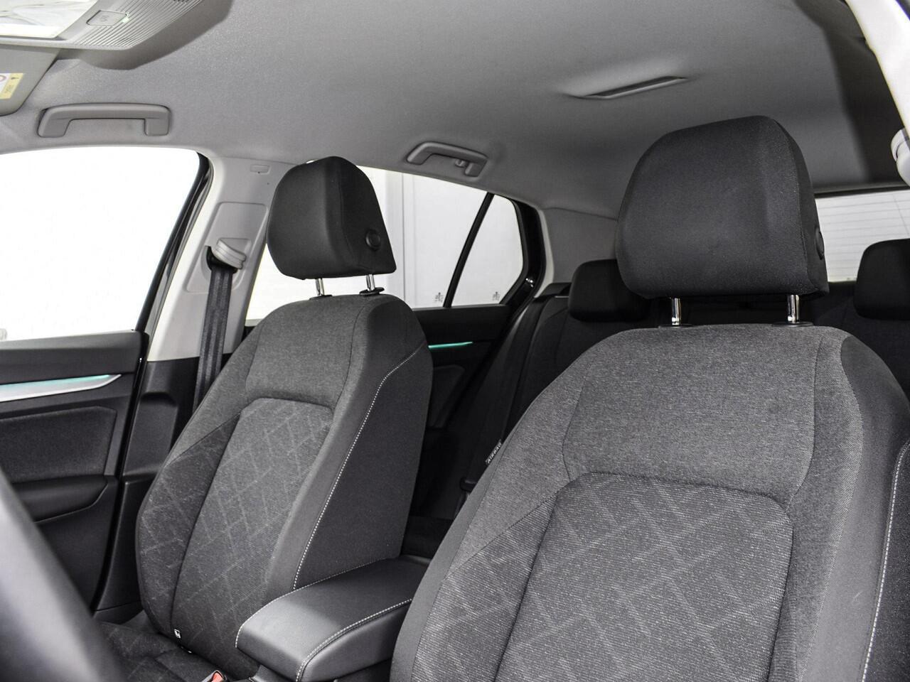 Volkswagen GOLF 1.0 TSI 110pk Life · Apple/Android Car Play · Navigatie · P-Sensoren · Sfeerverlichting · Getint Glas · 16'' Inch · Garantie t/m 03-07-2027 of 100.000km