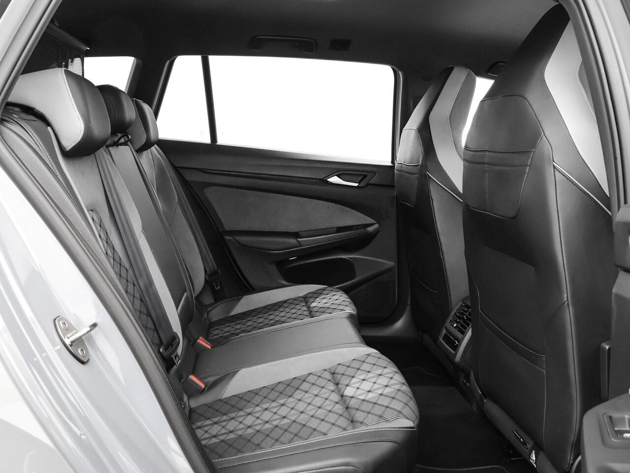 Volkswagen GOLF Variant 1.5 TSI 130pk R-Line · Black Style · Apple/Android Car Play · Stoelverwarming · 18'' Velgen · Matrix LED verlichting ·