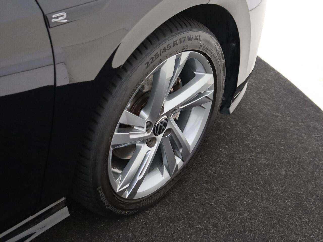 Volkswagen GOLF Variant 1.5 TSI R-Line | Achteruitrijcamera | 3-zone airco | Adaptieve cruise control | CarPlay | Sfeerverlichting | Digital cockpit |