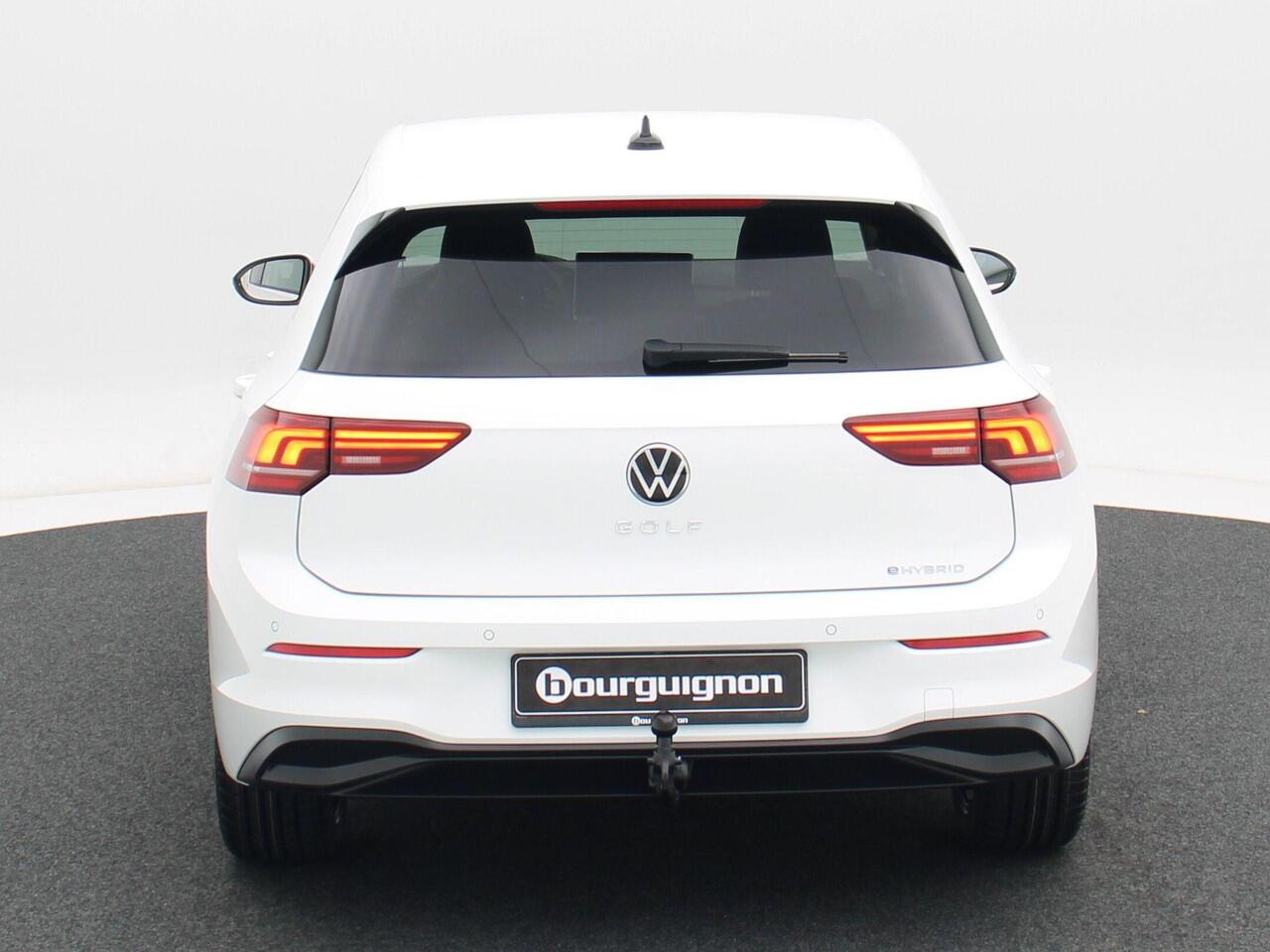 Volkswagen GOLF Life Edition 1.5 eHybrid 204 PK | Trekhaak | Adaptive Cruise Control | Stoelverwarming | 18" Lichtmetalen Velgen |