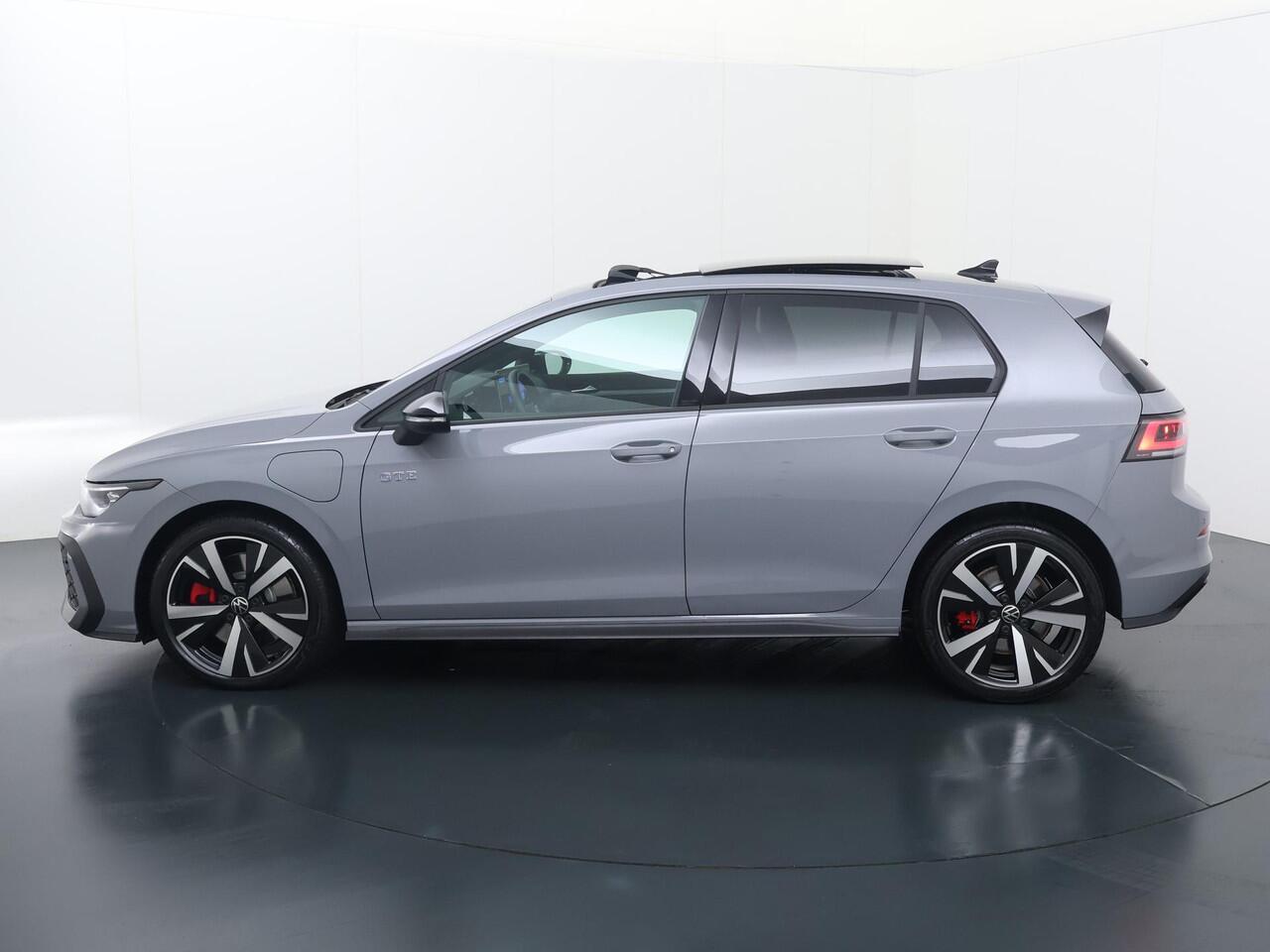 Volkswagen GOLF 1.5 eHybrid GTE | 272 PK | SoH 100% | Panoramadak | Head-up display | IQ.Light Matrix LED | 18" LM velgen |