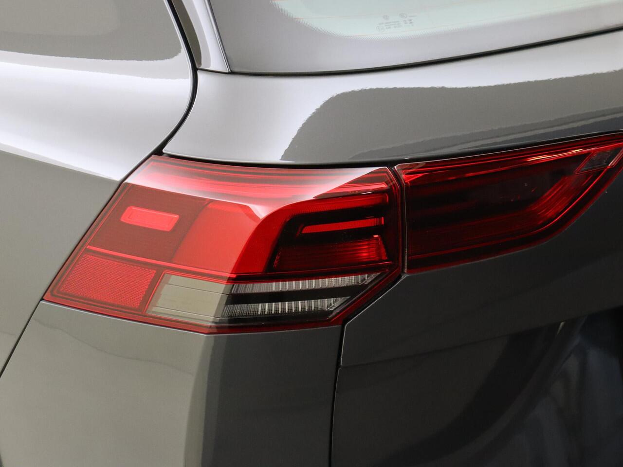 Volkswagen GOLF Variant 1.0 eTSI Life | Parkeersensoren | Adaptieve cruise control | Digital cockpit | Electronic climate control | CarPlay | Sfeerverlichting |