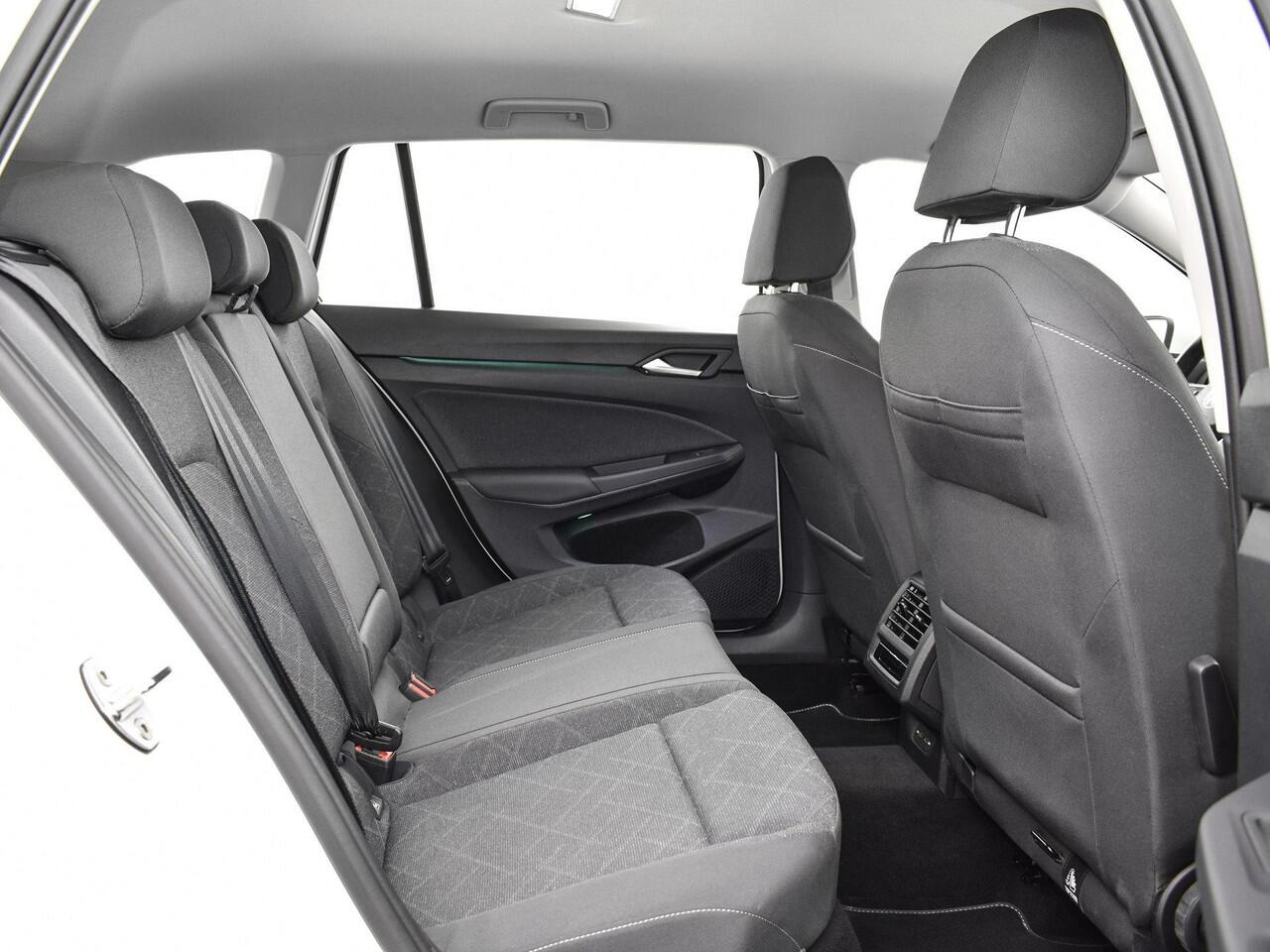 Volkswagen GOLF Variant 1.0 eTSI 110pk DSG Life · Camera · Elek.Trekhaak · Apple/Android Car Play · Navigatie · Sfeerverlichtiing · 16'' Inch · Garantie t/m 08-06-2027 of 100.000km