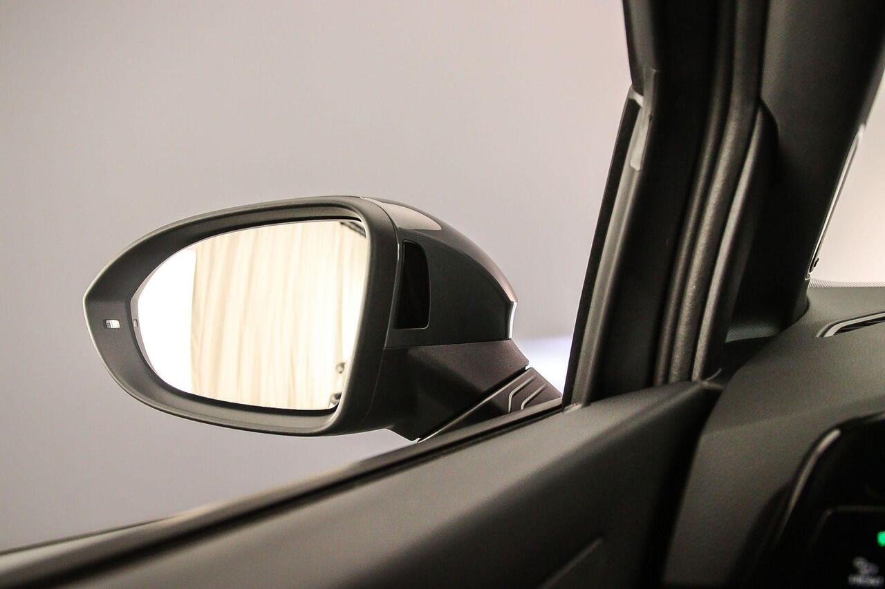 Volkswagen GOLF 1.5 eTSI R-Line Edition 150pk DSG Automaat, Panoramadak, LED matrix koplampen, Harman Kardon sound, Stoelverwarming, Adaptive cruise control, Navigatie, App connect, Stoelverwarming, Side assist