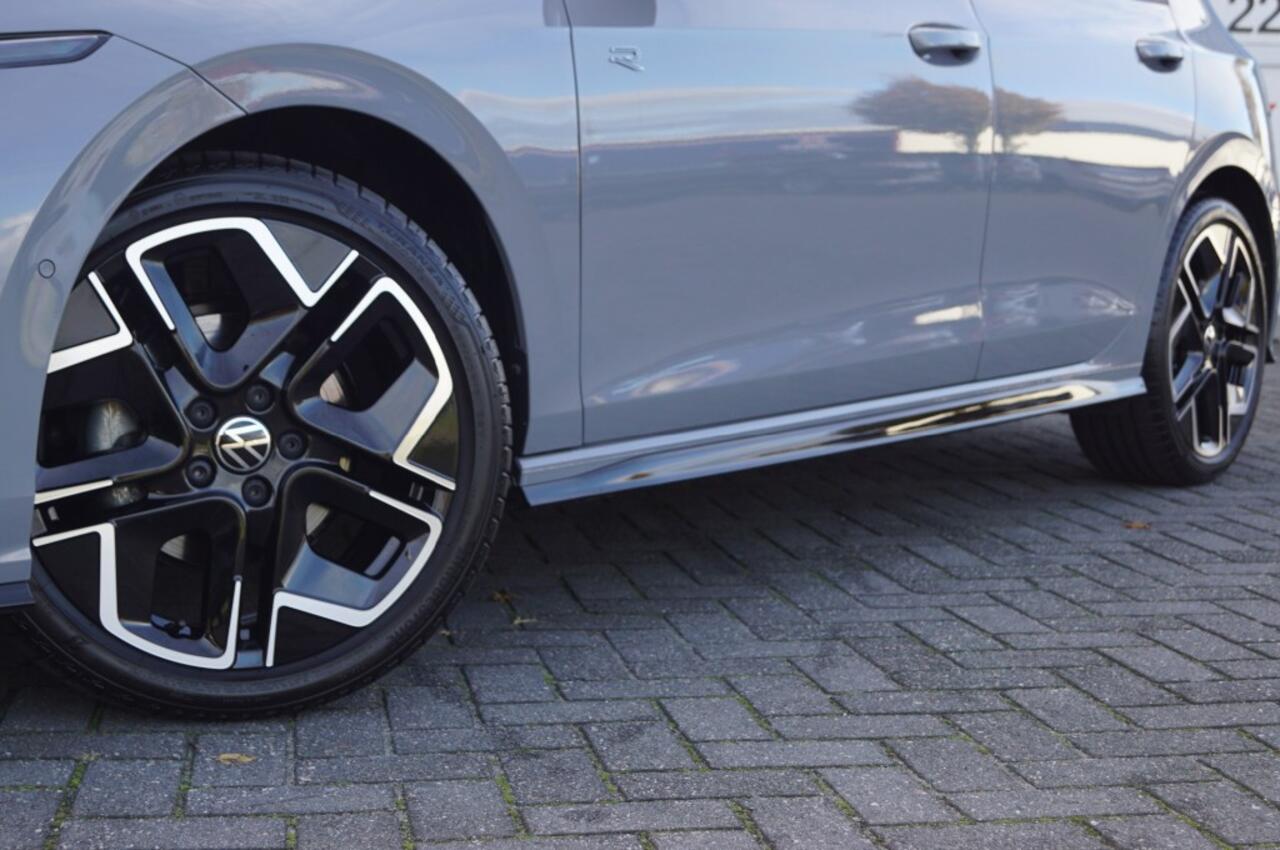 Volkswagen GOLF R-line 1.5 eTSI 150pk DSG facelift Black style/Panodak /Trekhaak wegklb./IQ Matrix LED /Head-up