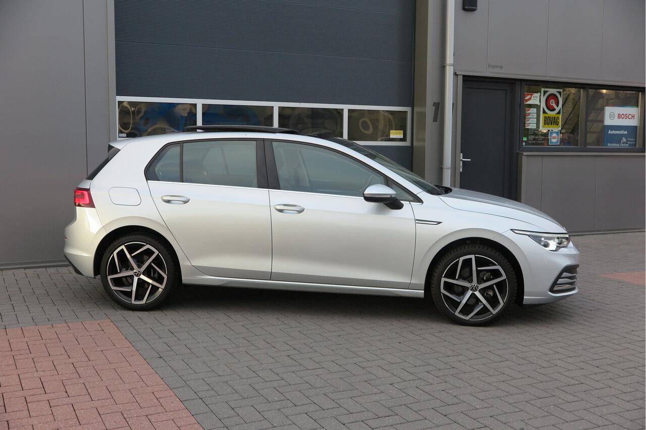 Volkswagen GOLF 1.5 eTSI 150pk DSG 1st Edition ,. Pano, Virtual cockpit, LED verl. Electr. bestuurdersstoel met massage , Navigatie , DAB+ Carplay, Stoelverw etc.