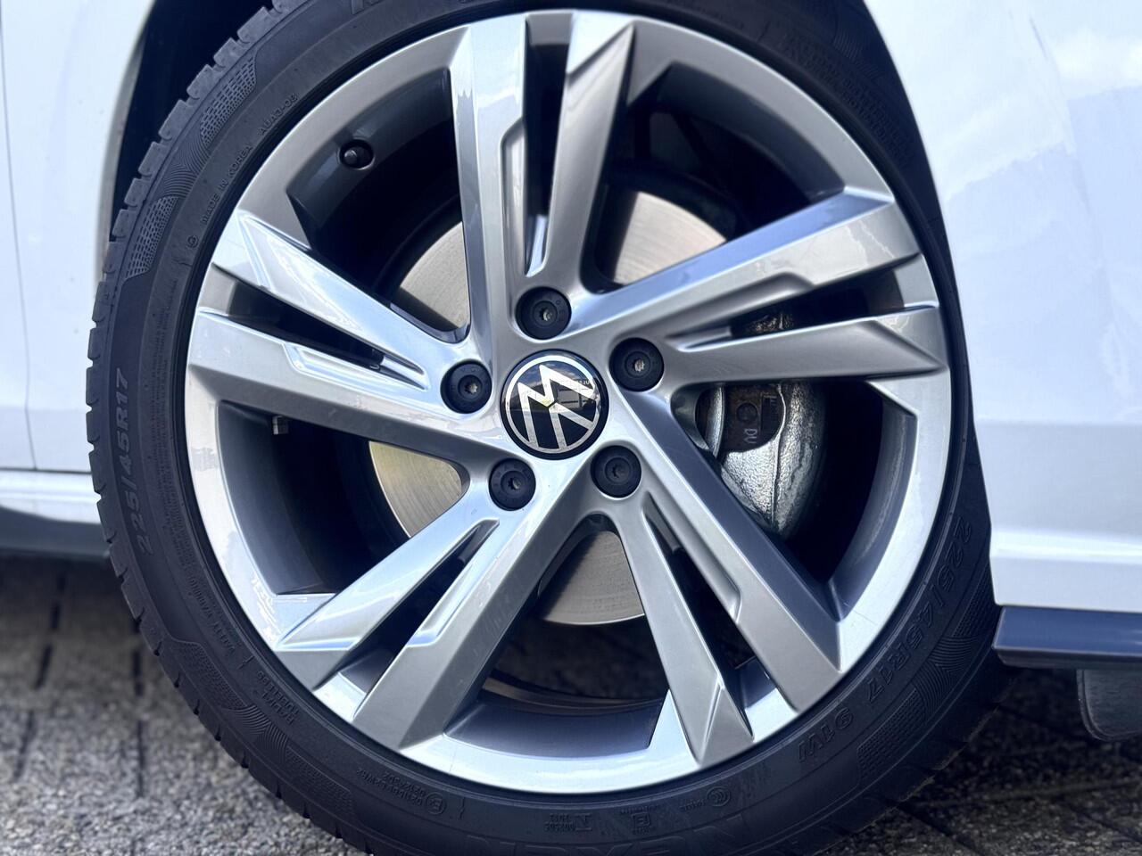 Volkswagen GOLF 1.5 eTSI R-Line Business | PANO CAM SFEER ZGAN