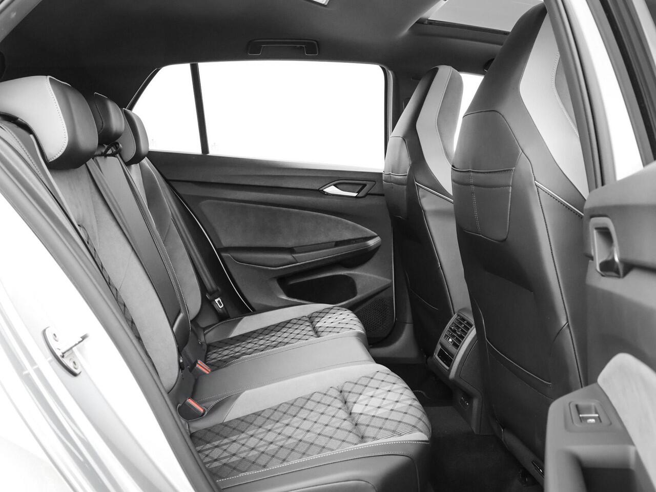 Volkswagen GOLF 1.5 eTSI 150pk DSG R-Line · Panoramadak · Camera · Stuur- & Stoelverwarming · Keyless · Sfeerverlichting · Garantie t/m 22-02-2026 · TOPDEAL