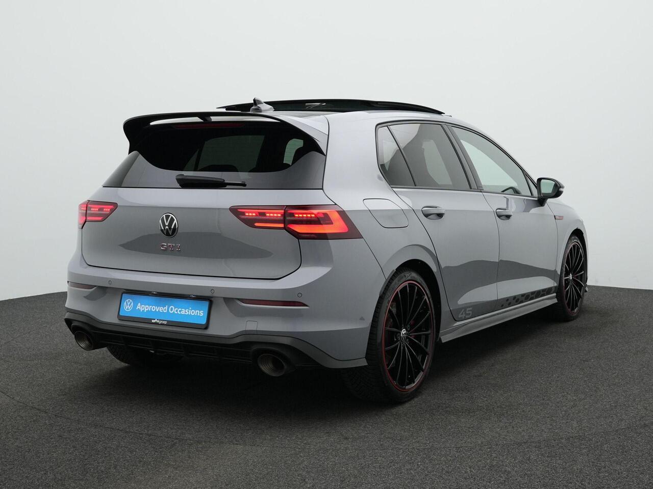 Volkswagen GOLF 2.0 TSI 300 pk DSG GTI Clubsport 45 Jahre | Panoramadak | Akrapovic | Harman/Kardon | IQ Light | Stuur-/stoelverwarming
