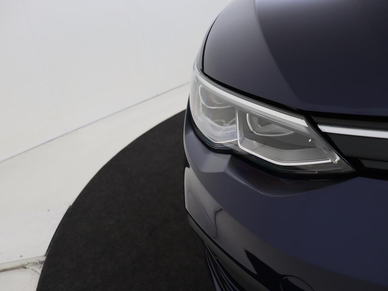 Volkswagen GOLF 1.0 TSI Life | Achteruitrijcamera | Navigatie | Dodehoek detectie | Adaptieve cruise control | Elektrisch inklapbare buitenspiegels | CarPlay | Sfeerverlichting |