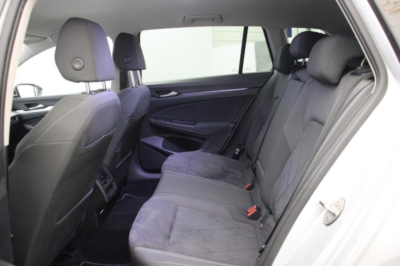 Volkswagen GOLF Variant 1.0 eTSI Life Business Automaat - Carplay, Navi, Cruise, Trekhaak, Stoelverw.