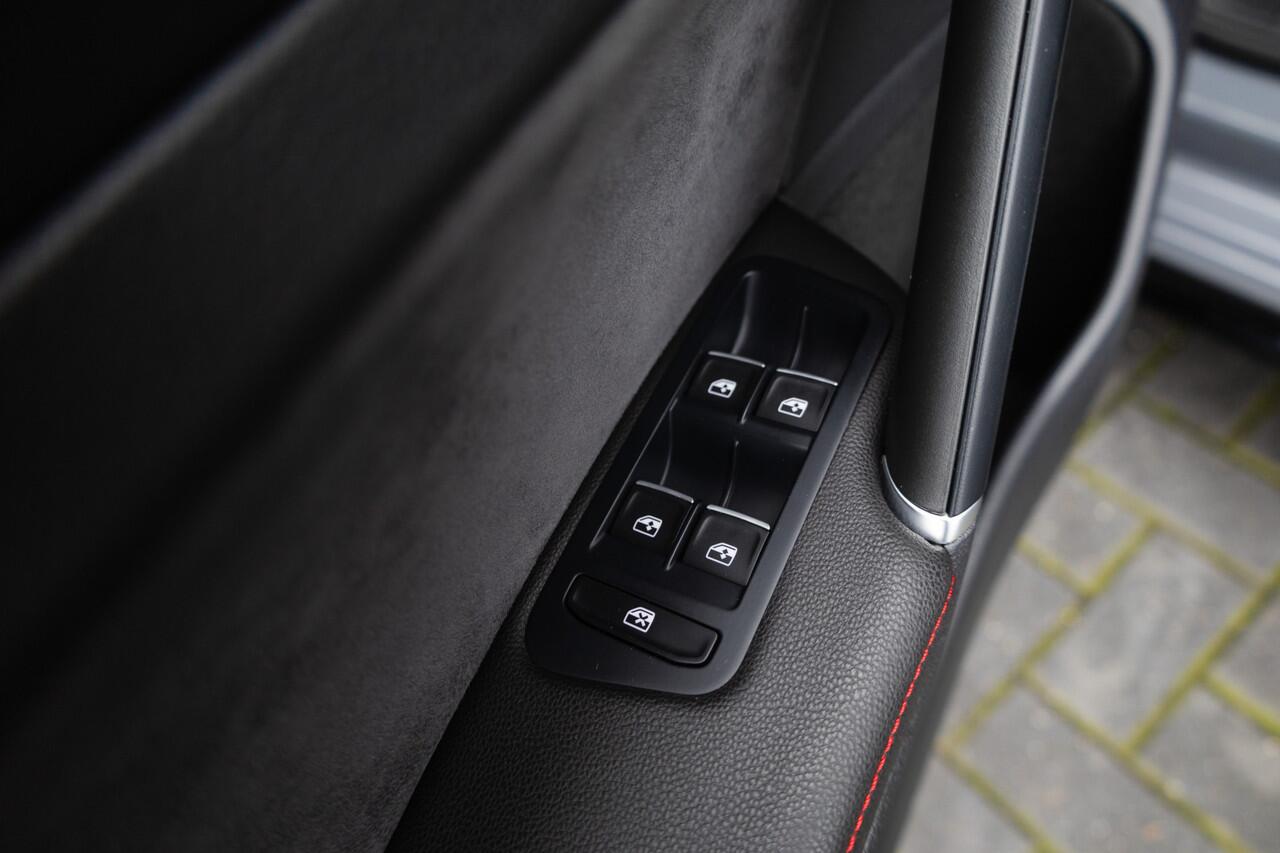 Volkswagen GOLF 2.0 TSI 290 pk GTI TCR / Akrapovic/ Pure-Grey/ Pano-dak/ Keyless/ Adap.Cruise/ Camera/ Sport-Stoelen/ Stoel.Verw/ 19'' LMV