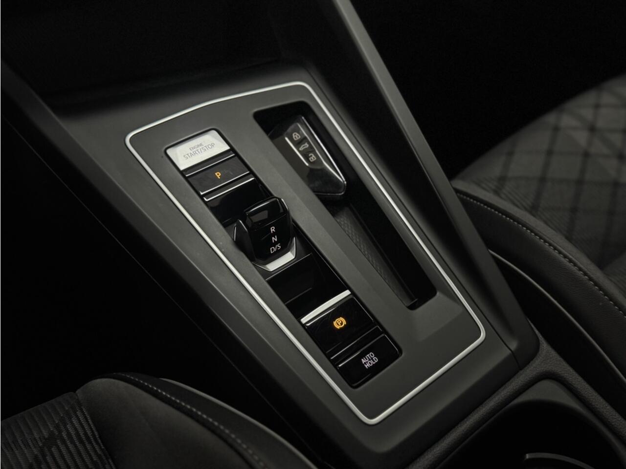 Volkswagen GOLF 1.5 eTSI R-Line Aut. Pano Camera Carplay