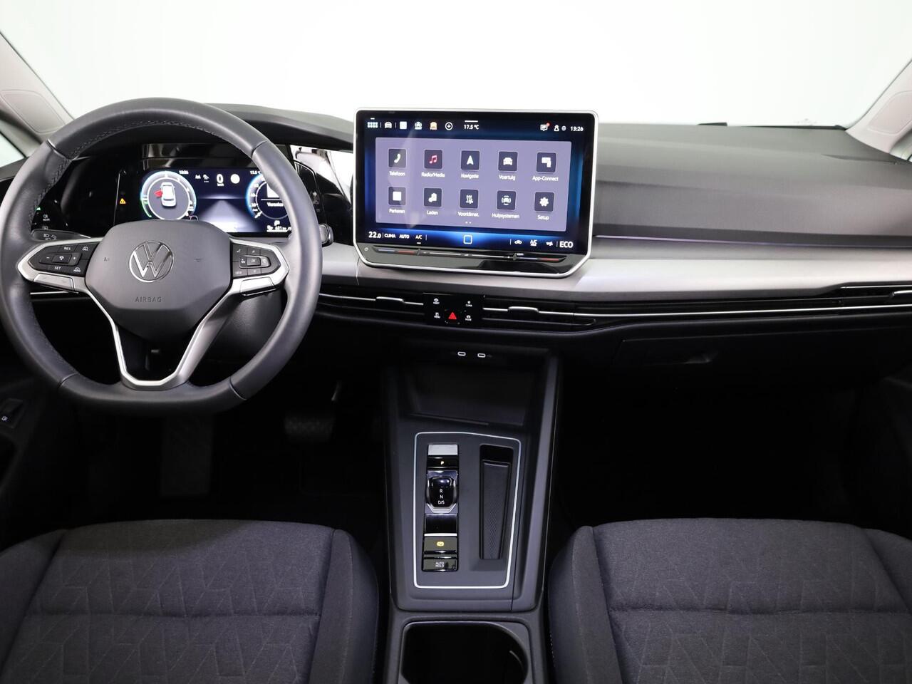 Volkswagen GOLF 1.5 eHybrid Life Edition 204 pk Automaat (DSG) | Verlengde garantie | Navigatie via App | Parkeersensoren (Park assist) | Achteruitrijcamera | Adaptieve cruise control |