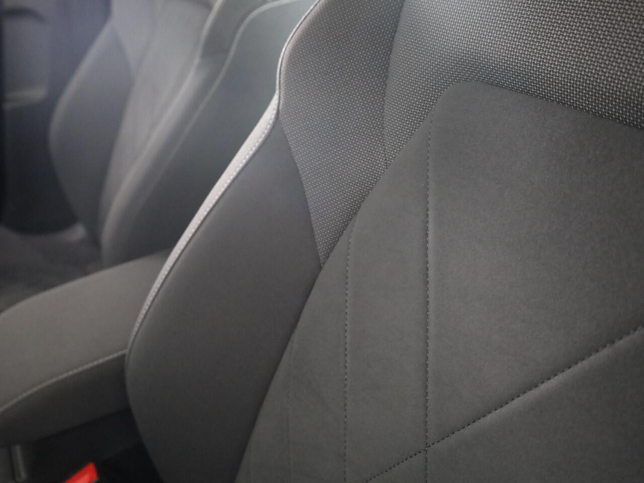 Volkswagen GOLF 1.4 eHybrid Style 204 PK DSG PHEV | Navigatie | 17 inch LM velgen | Stoel- en Stuurverwarming |