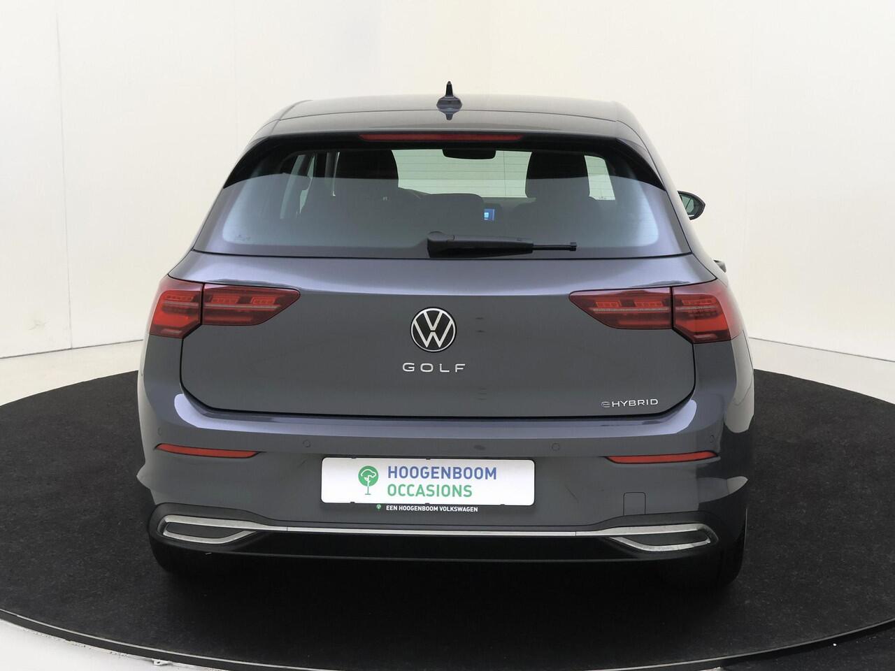 Volkswagen GOLF 1.4 eHybrid Style | Parkeerassistent | Stoel- en stuurwielverwarming | Adaptieve cruise control | Dodehoek detectie | Elektrisch verstelbare bestuurdersstoel met geheugen | CarPlay | 3-zone airco |