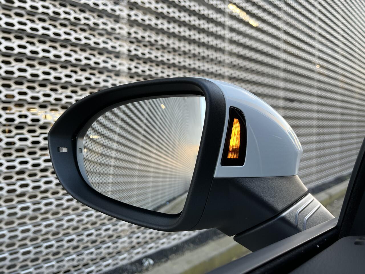 Volkswagen GOLF 1.4 eHybrid 245PK DSG GTE / Panoramdak / Achteruitrijcamera / ACC / Keyless / App-Connect / Park assist / 18" LMV **