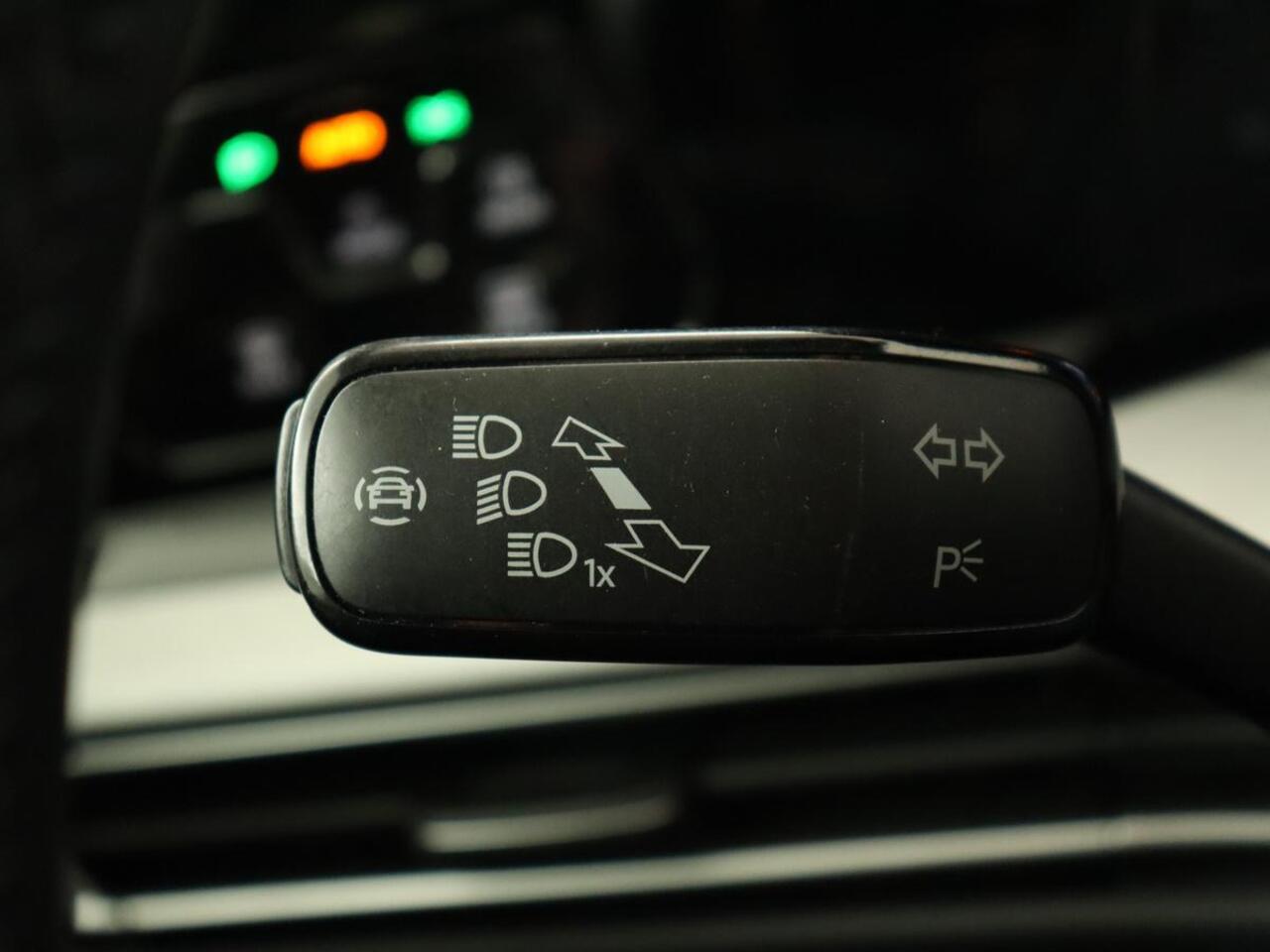 Volkswagen GOLF 1.5 TSI Life Business | Panoramadak | Adaptive Cruise | Stoelverwarming | Camera | Navigatie | Carplay | Park Assist