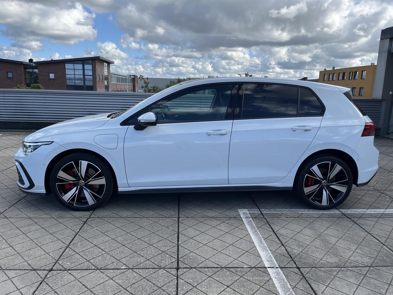 Volkswagen GOLF 1.4 eHybrid 245pk DSG GTE / Panoramadak / 18'' LMV / Trekhaak Elek. / Navi / Camera / Keyless / Alarm / Stuur en Stoelverwarming V+A / Standkachel