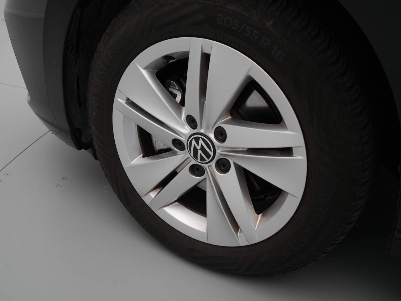 Volkswagen GOLF 1.0 TSI Life Business Navigatie Memory Massagestoel Parkeersensonren 24