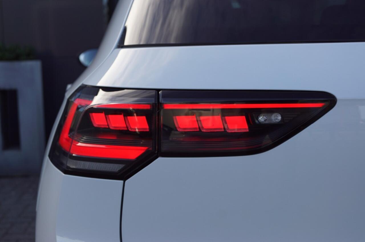 Volkswagen GOLF R-line 1.5 eTSI 150pk DSG facelift Black style/Panodak /Camera /IQ Matrix LED /Head-up