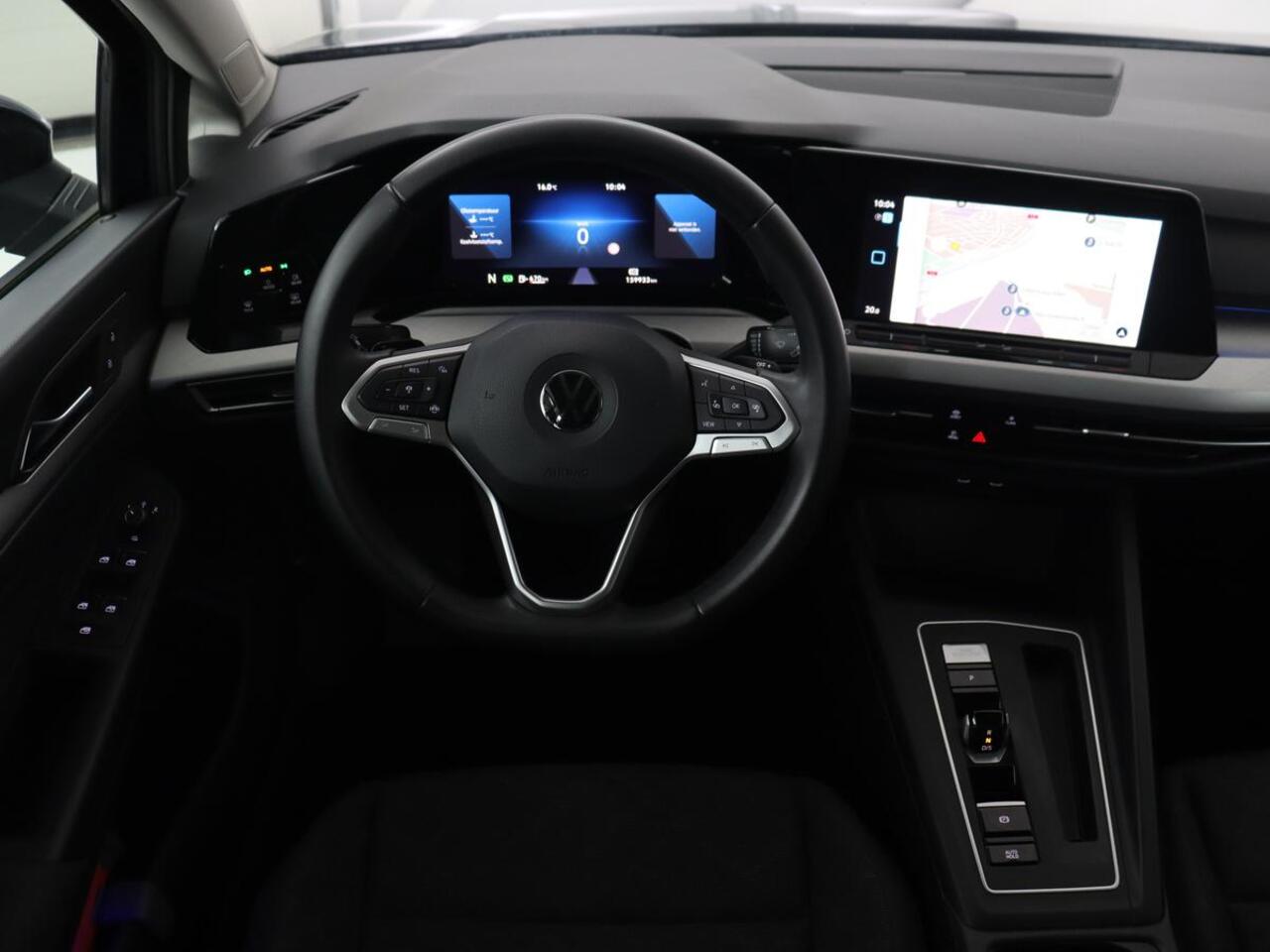 Volkswagen GOLF 1.0 eTSI Life | Trekhaak | Full LED | Carplay | Navigatie | Adaptive cruise | Parkeerhulp | Digital Cockpit | Sfeerverlichting | Climate control