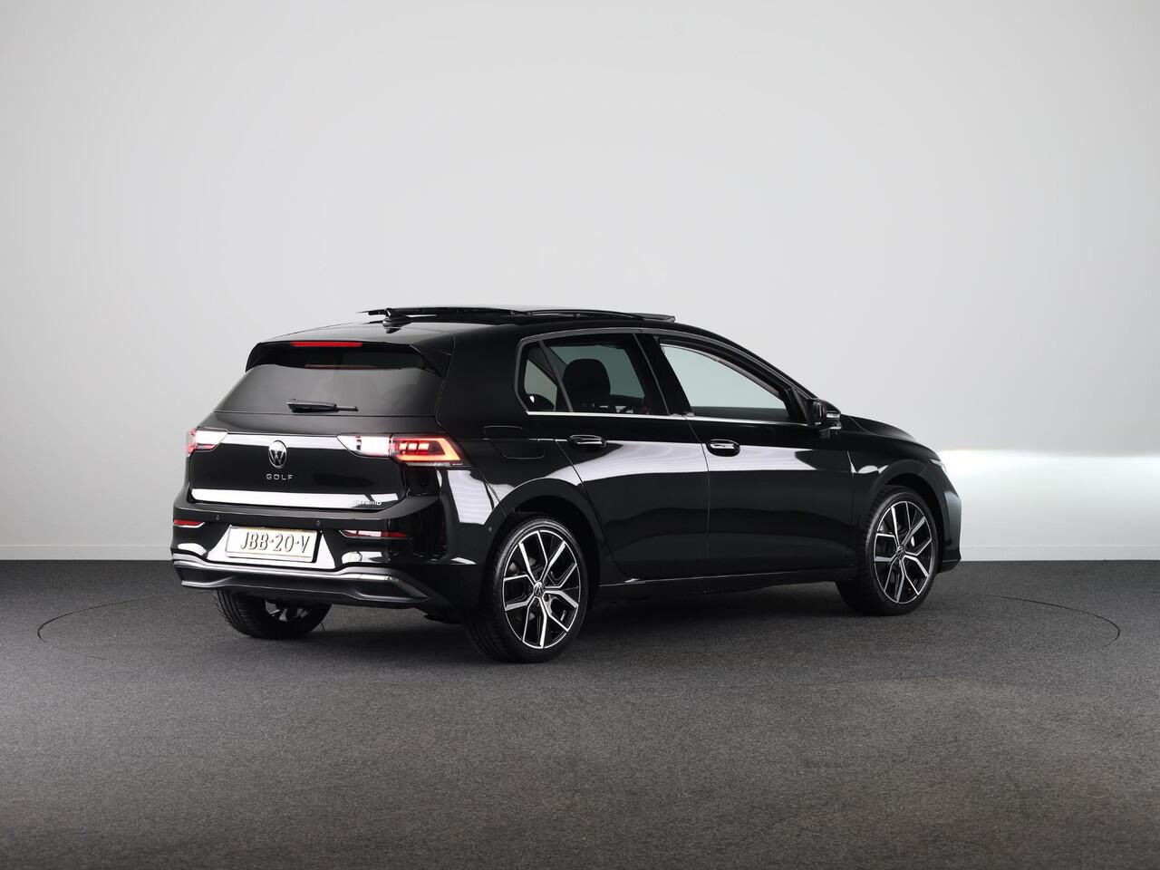 Volkswagen GOLF 1.5 eHybrid Style Edition 204PK | Panoramadak | Wegklapbare trekhaak | Sportonderstel | Led matrix | Stoelverwarming | 18 Inch
