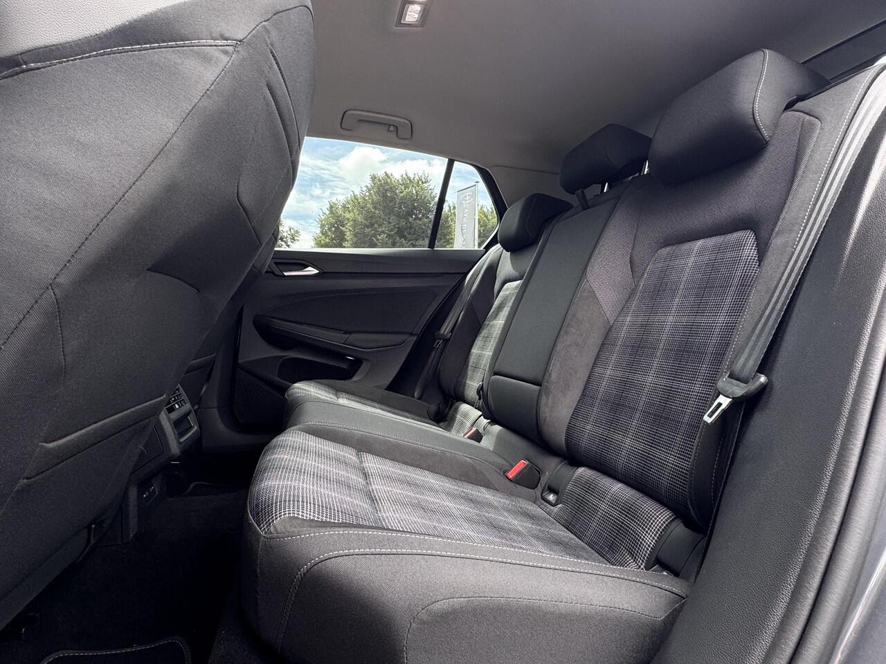 Volkswagen GOLF 1.0 eTSI Life Sportstoelen | Stoel-Stuurverwarming | Draadloze Telefoonlader