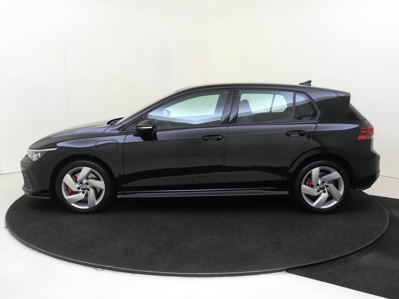 Volkswagen GOLF 1.4 eHybrid GTE | Achteruitrijcamera | 3-zone airco | Adaptieve cruise control | LED Plus verlichting | Stoel- en stuurwielverwarming | CarPlay | Navigatie |