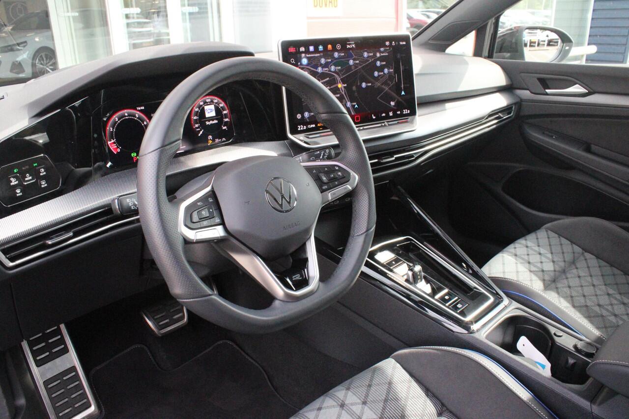 Volkswagen GOLF 8.5 1.5 eTSI 150PK AUTOMAAT R-LINE EDITION | PANORAMISCH SCHUIF/KANTEL DAK | LICHTMETALEN VELGEN 18" "YORK" | 360? CAMERA | 3-ZONE AIRCONDITIONING INCL. AIRCARE | RIJASSISTENT PAKKET O.A. ADAPTIVE CRUISE CONTROL, LANE ASSIST, DODEHOEK DETECTIE | NAVIGATIE