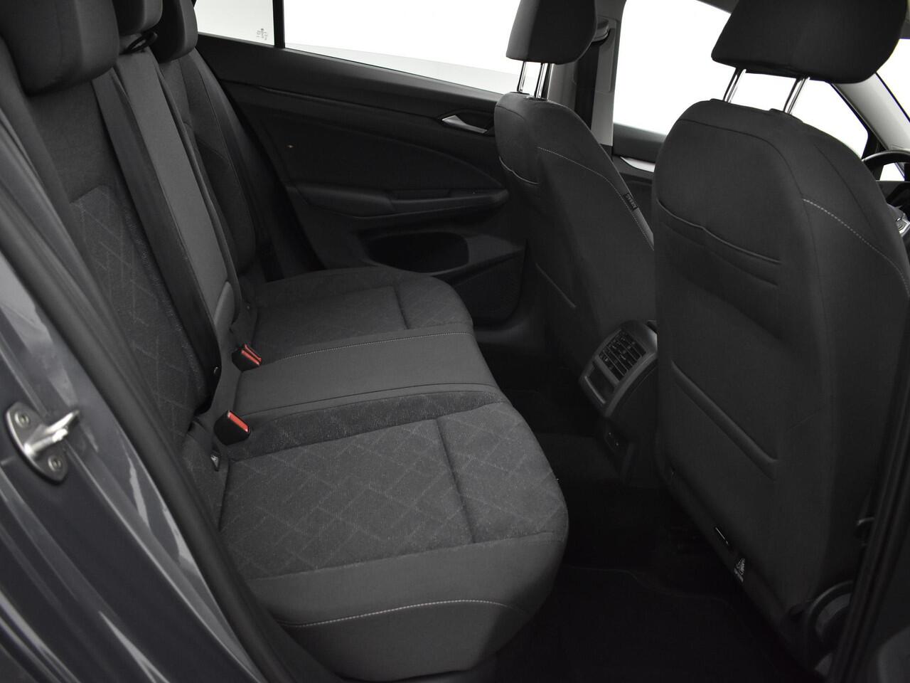 Volkswagen GOLF Variant 1.0 TSI 110pk Life · Camera · Elek. Trekhaak · Apple/Android Car Play · Navigatie · P-sensoren · 16'' Inch · Garantie t/m 08-05-2027 of 100.000km