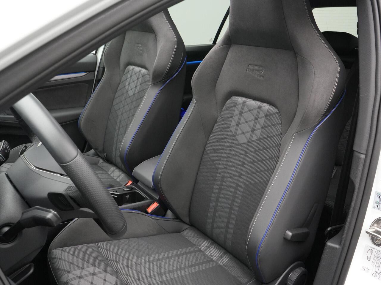 Volkswagen GOLF 1.5 eTSI 150 pk DSG R-Line Edition | Panoramadak | Head-up display | Stoel-/stuurverwarming | IQ Light | Achteruitrijcamera | Sportstoelen | 18 inch