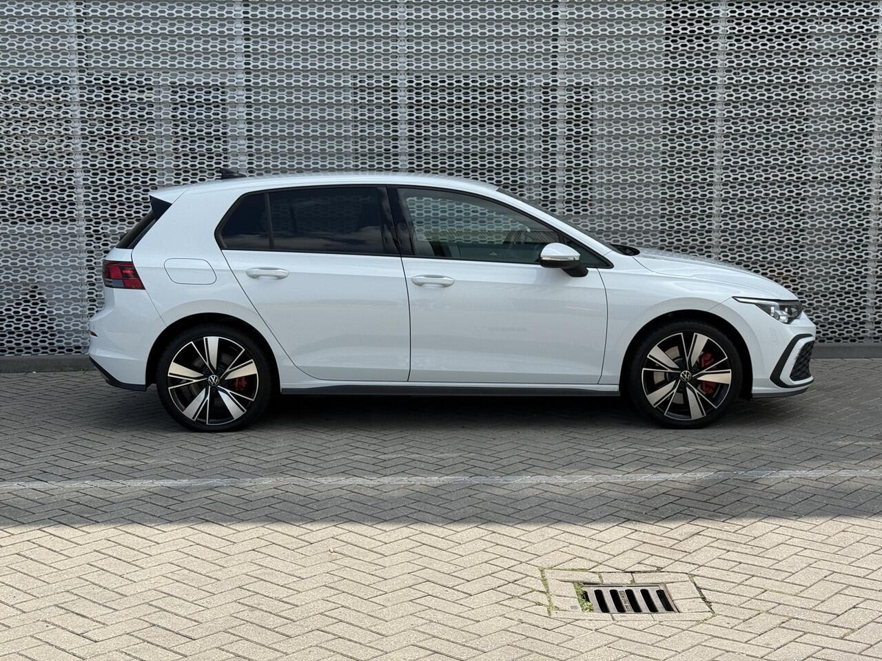 Volkswagen GOLF 1.4 eHybrid 245pk DSG GTE / Trekhaak Elek. / 18" LMV / Navigatie / Stuur en Stoelverwarming / Parkeersensoren V+A