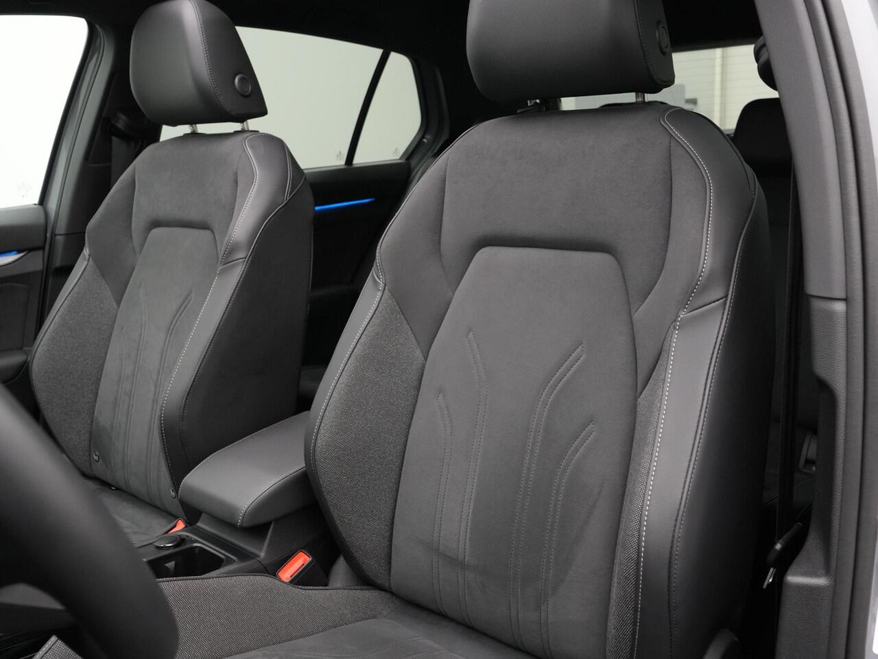 Volkswagen GOLF 8.5 1.5 eTSI 150 pk DSG Style Edition 50 | Panoramadak | IQ Light | Rondomzicht camera | Head-up Display | Stoel-/stuurverwarming | 18 inch