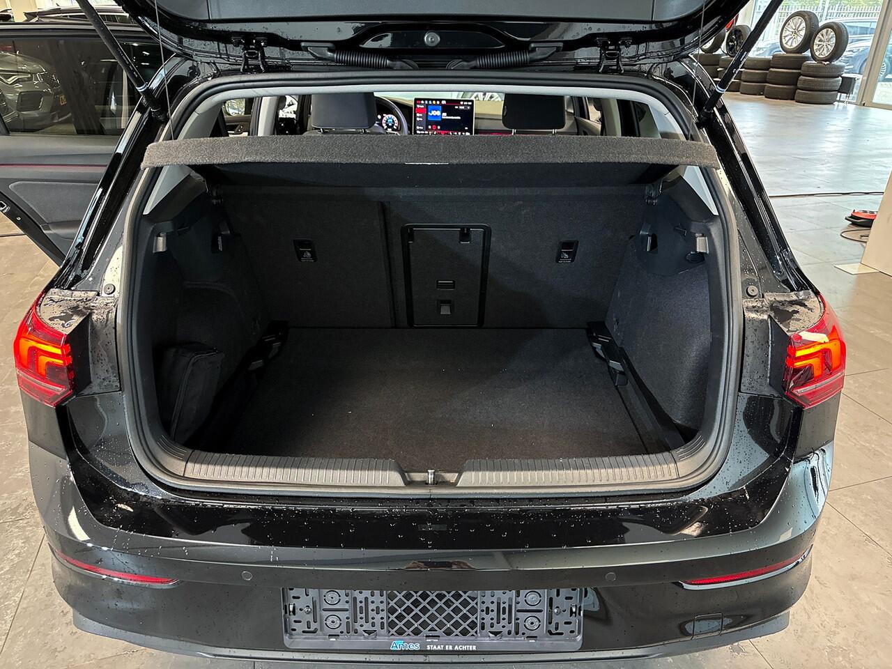 Volkswagen GOLF 1.5 eTSI 110pk Life Edition Achteruitrijcamera / Koplampverlichting led plus / 17 inch lichtmetaal / Voorstoelen verwarmbaar