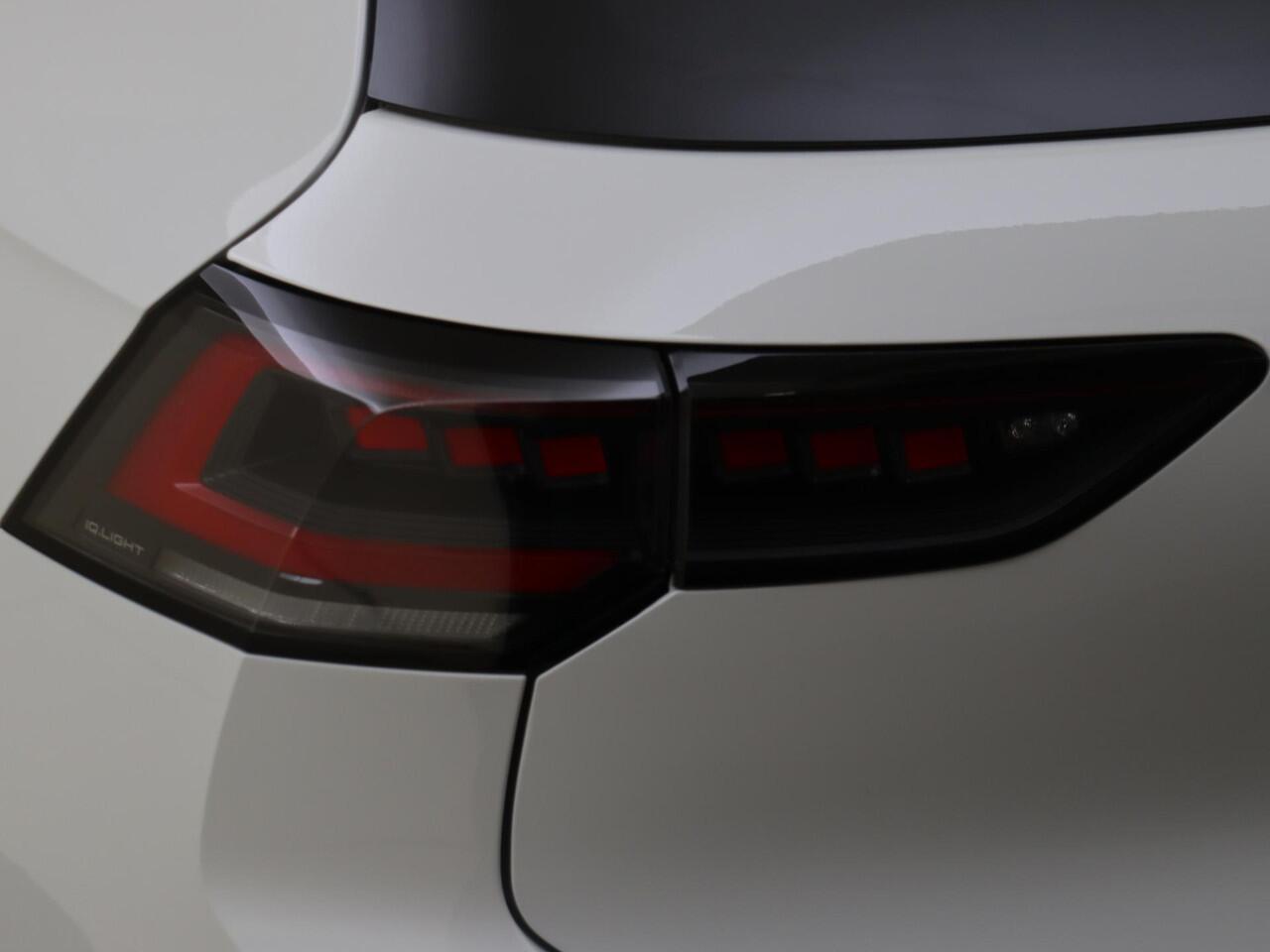 Volkswagen GOLF 1.5 eHybrid GTE | SoH 99% | Panoramadak | 360 camera | Head-up display | Adaptieve cruise control | 3-zone airco | LED matrix verlichting | CarPlay | Stoel- en stuurwielverwarming |