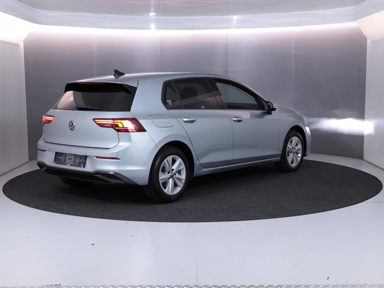 Volkswagen GOLF 1.5 eTSI Life Edition 150 PK DSG | Verlengde garantie | Panorama dak | Velours bekleding | Head up Display | Stoel- en stuurverwarming |