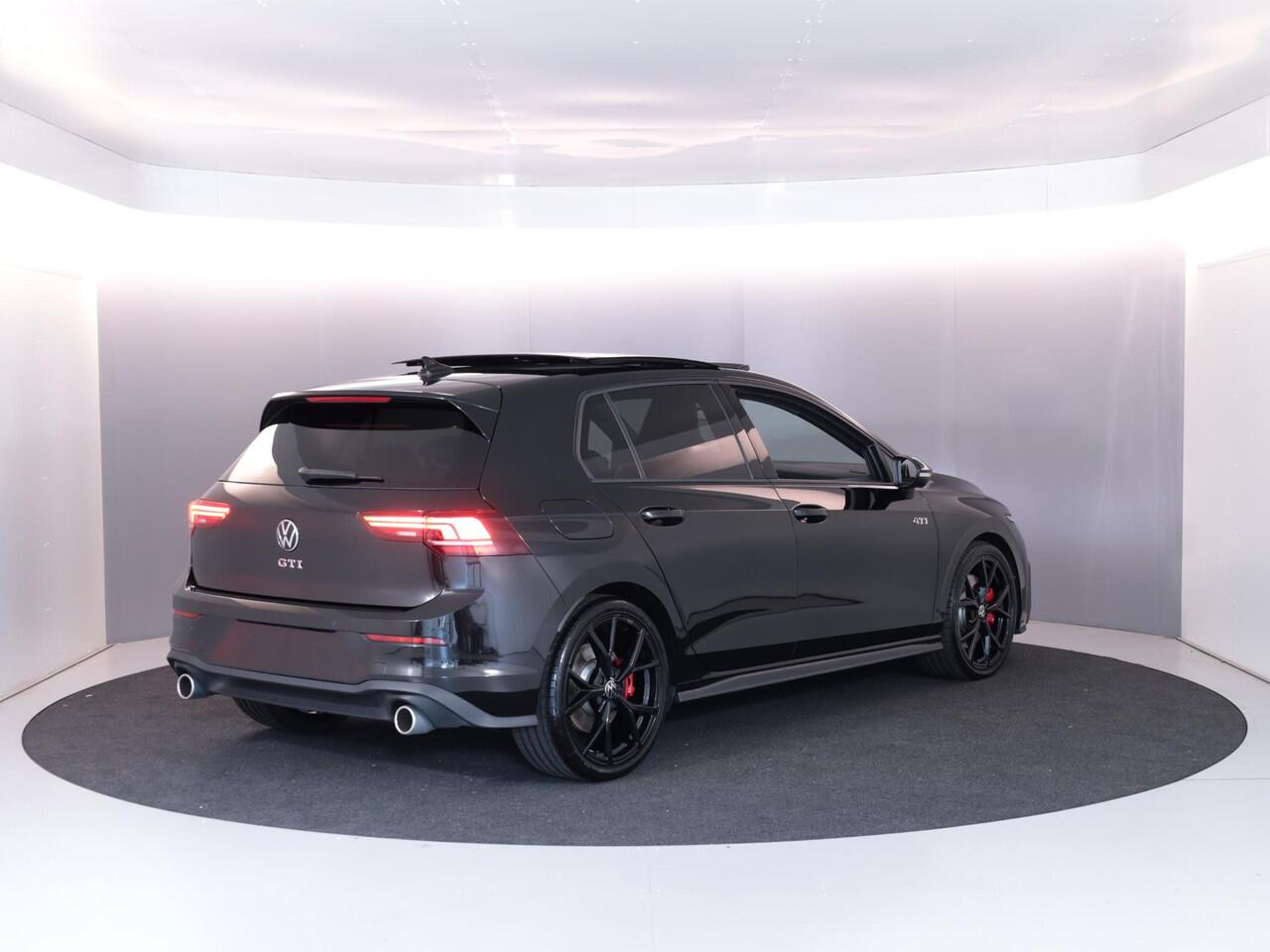 Volkswagen GOLF 2.0 TSI GTI 265PK DSG | Verlengde garantie | Panorama dak | Head up Display | Blackstyle | 19"LM velgen |