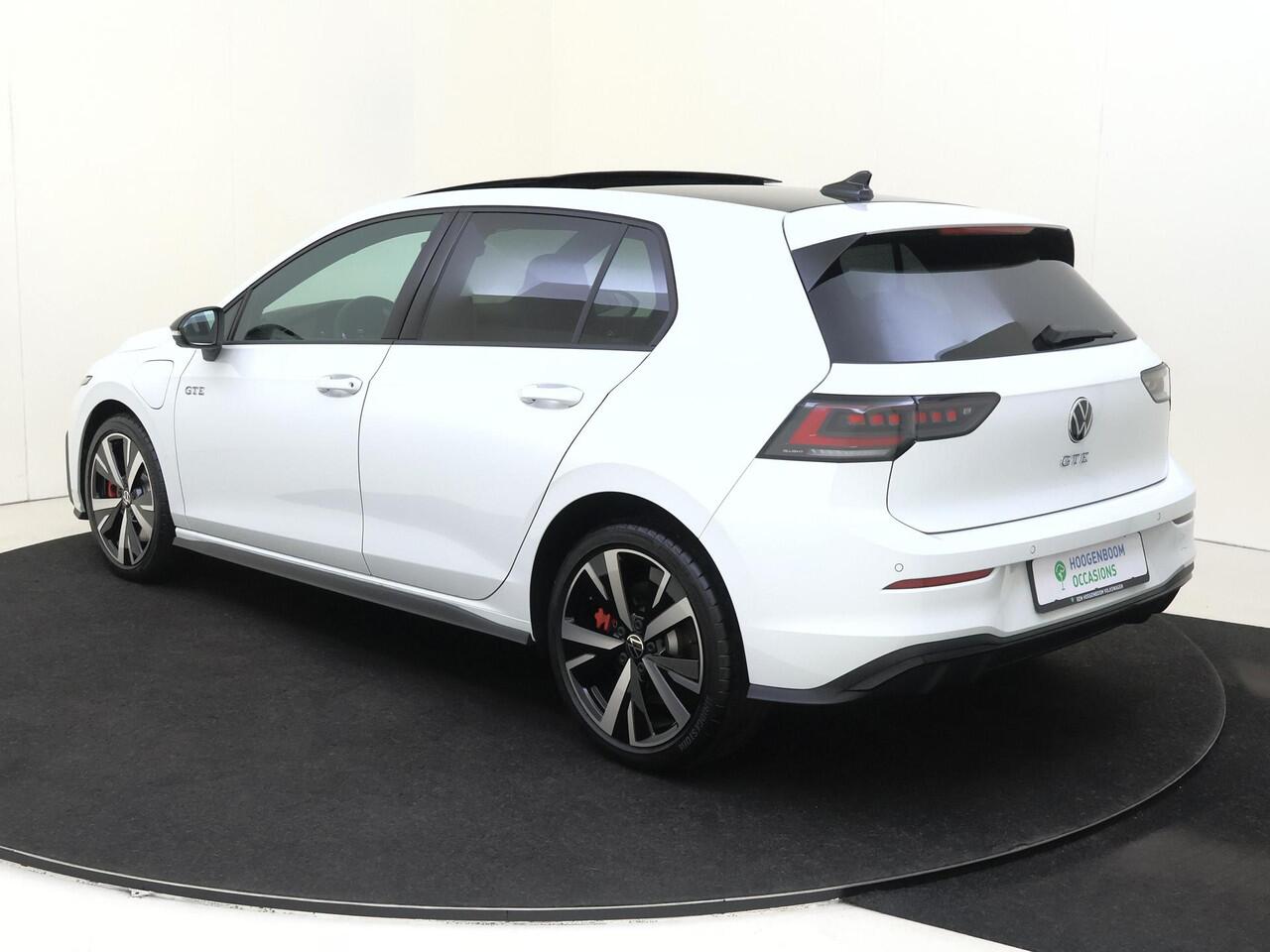 Volkswagen GOLF 1.5 eHybrid GTE | SoH 99% | Panoramadak | 360 camera | Head-up display | Adaptieve cruise control | 3-zone airco | LED matrix verlichting | CarPlay | Stoel- en stuurwielverwarming |