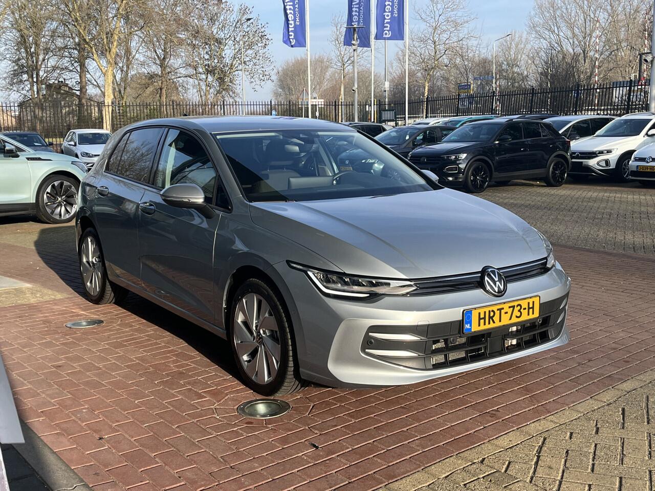 Volkswagen GOLF 1.5 eHybrid Life Edition / Achteruitrijcamera / Comfort Pakket / Stoelverwarming / Sfeerverlichting / Park Assist