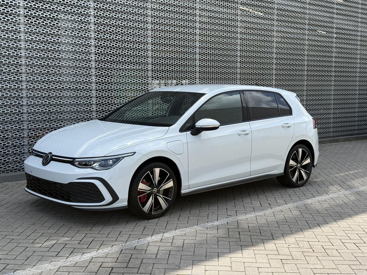 Volkswagen GOLF 1.4 eHybrid 245pk DSG GTE / Trekhaak Elek. / 18" LMV / Navigatie / Stuur en Stoelverwarming / Parkeersensoren V+A