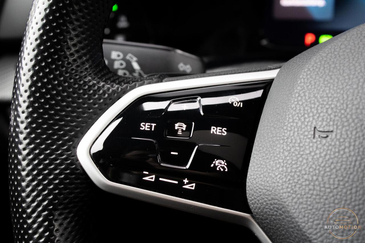 Volkswagen GOLF 1.5 eTSI R-Line Business+ PANO CAMERA ACC CARPLAY