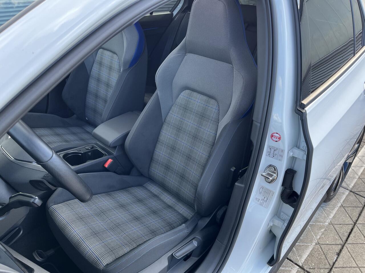 Volkswagen GOLF 1.4 eHybrid 245pk DSG GTE / Panoramadak / Elec. trekhaak / App. connect / Camera / Keyless / Alarm / Stoel en stuurverwarming V+A / Standkachel / 18'' LMV