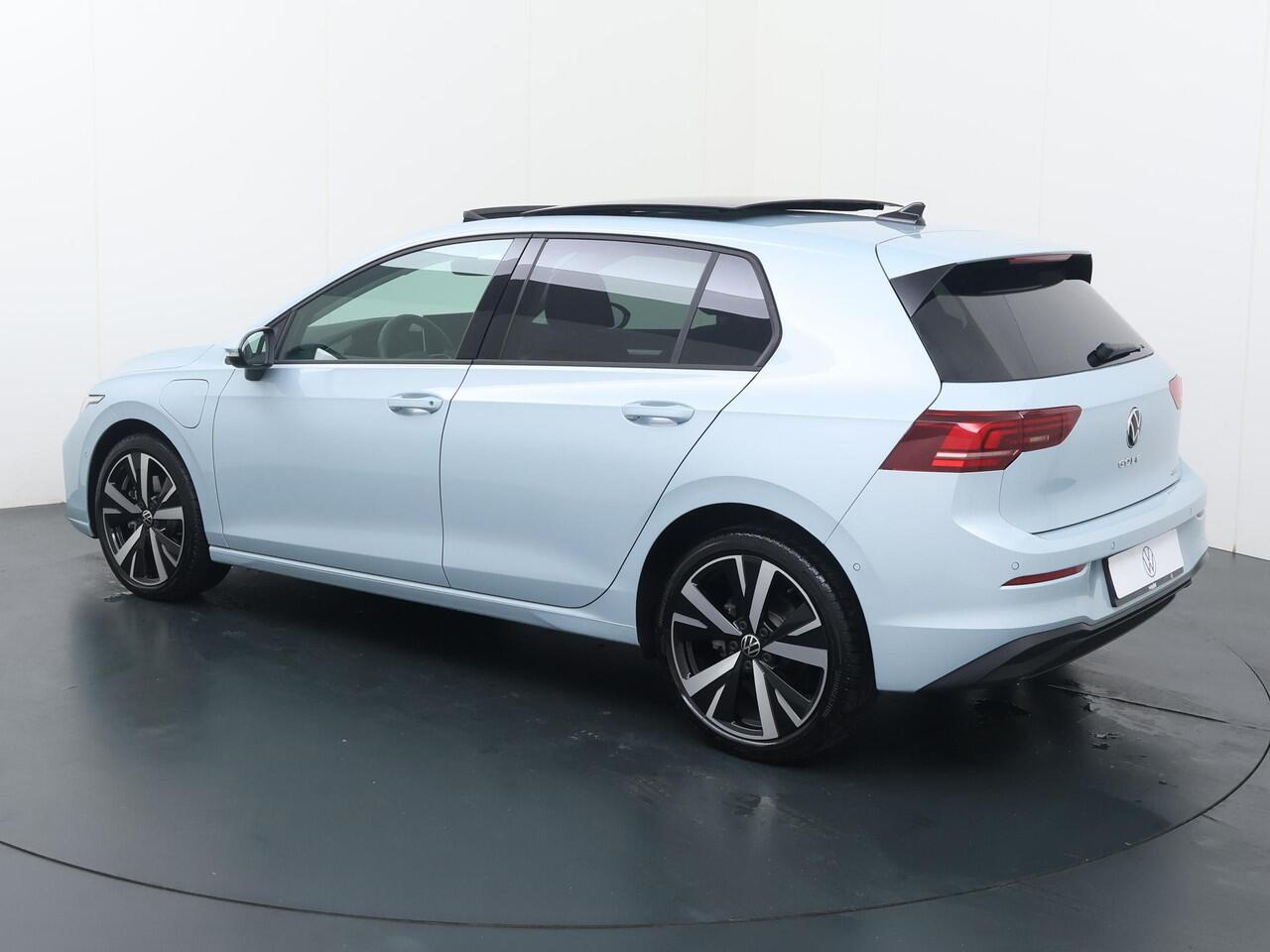 Volkswagen GOLF 1.5 eHybrid Life Edition | 204 PK | Automaat | SoH 98% | Multifunctioneel stuurwiel | Panoramadak | Stoelverwarming |