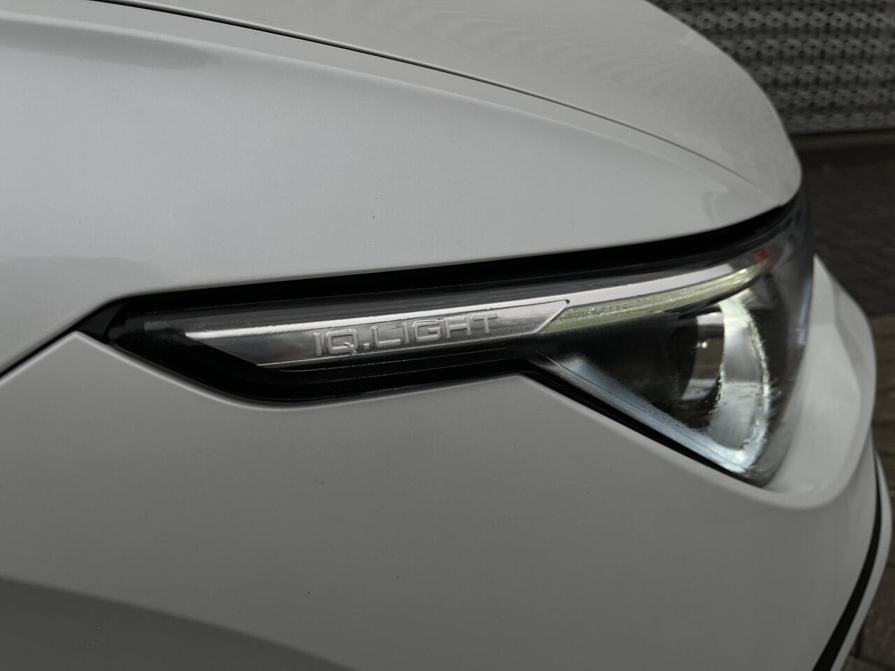 Volkswagen GOLF Variant 1.5 eTSI R-Line Business+ / Panoramadak / Navigatie / Camera / Parkeersensoren V+A / App connect / Head-up / 18''LMV