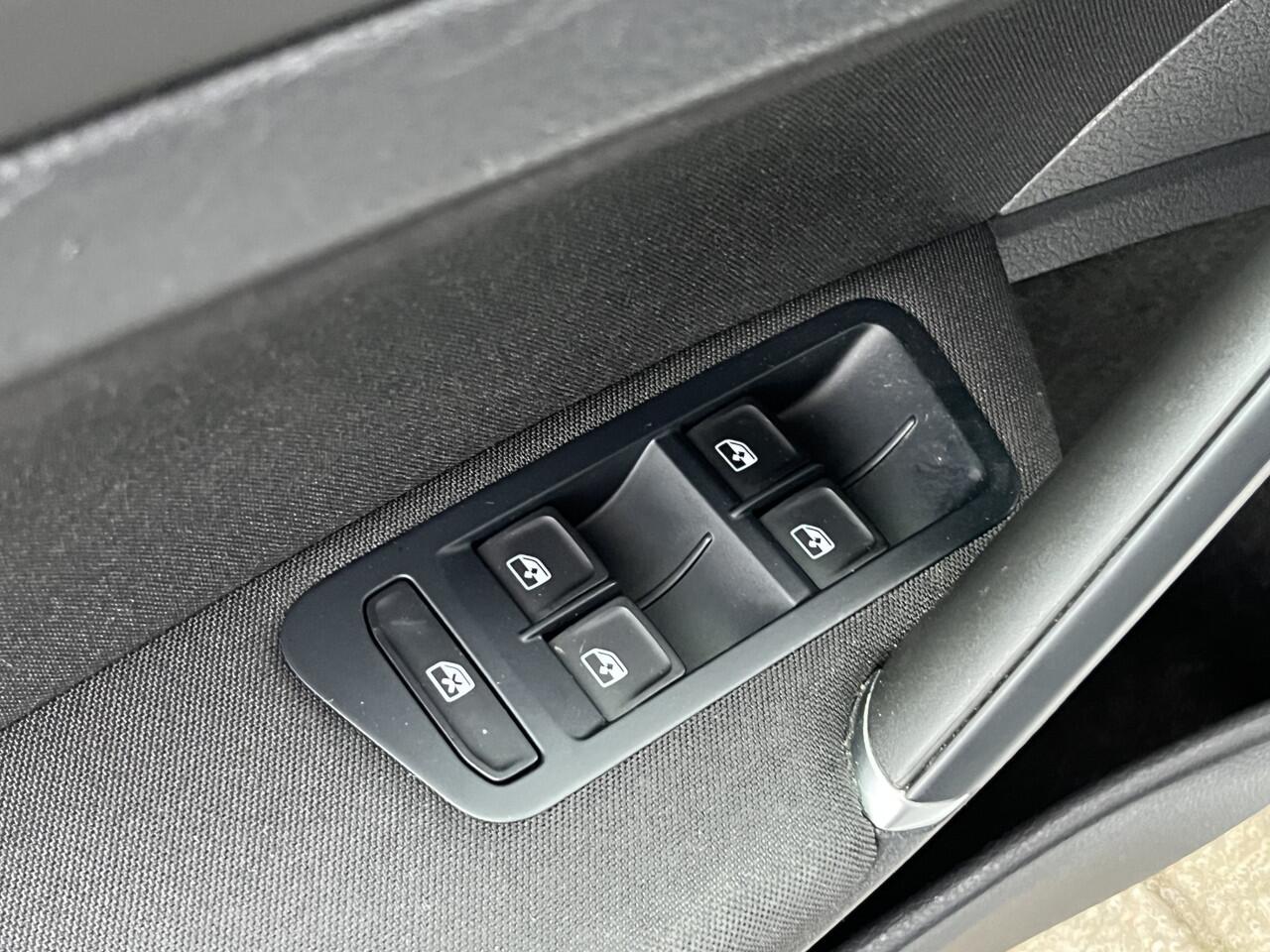 Volkswagen GOLF Variant 1.5 TSI Highline R-Line | Navigatie | Camera | Climate Control | Trekhaak | Cruise Control | Bluetooth | 18"LMV |