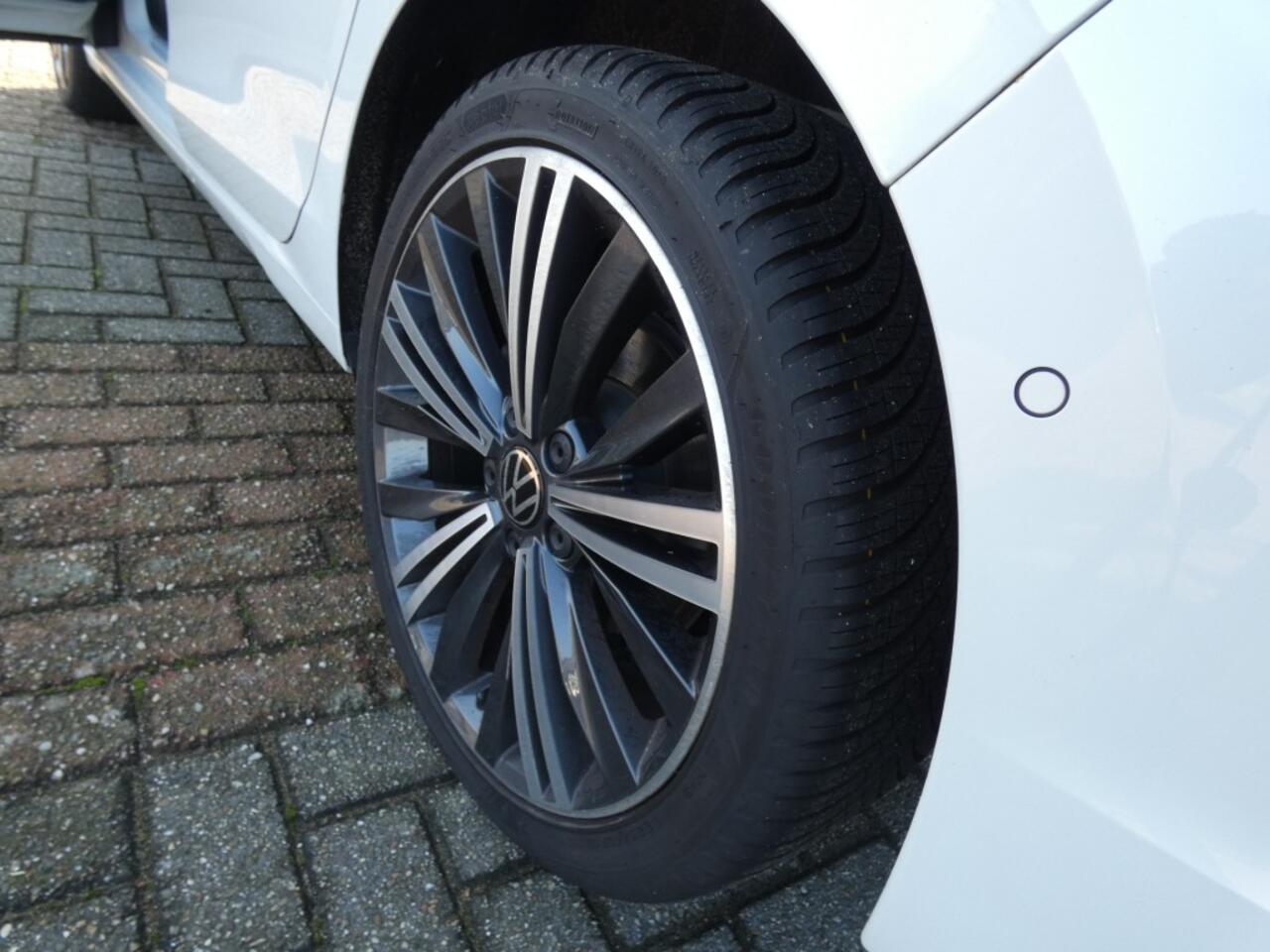 Volkswagen GOLF 1.5 eTSI R-LINE BNS Automaat,ACC,Led,Navi,APPLE